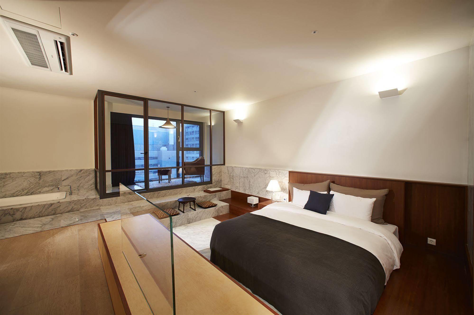 Snow Hotel Seoul Bagian luar foto