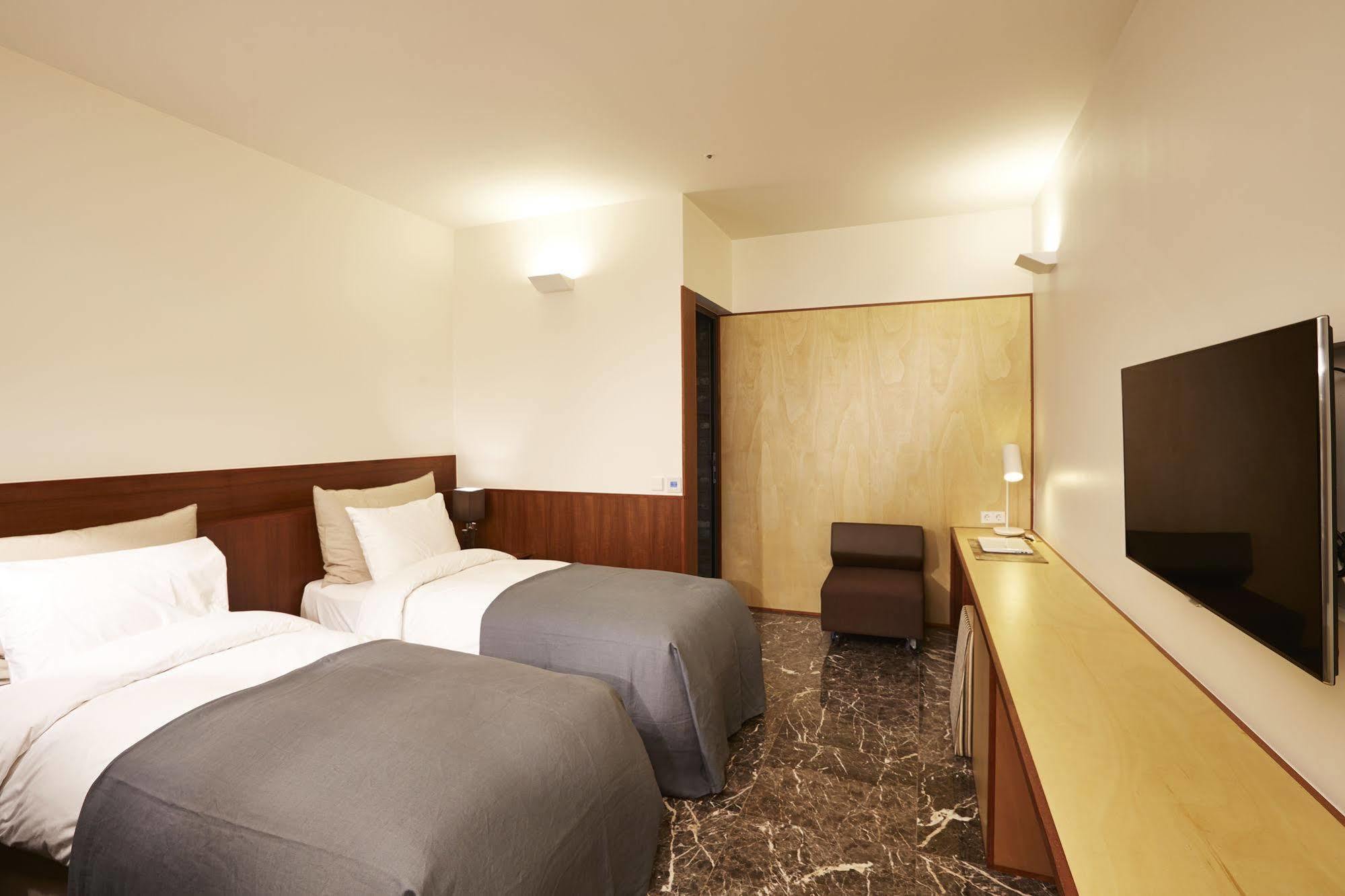 Snow Hotel Seoul Bagian luar foto