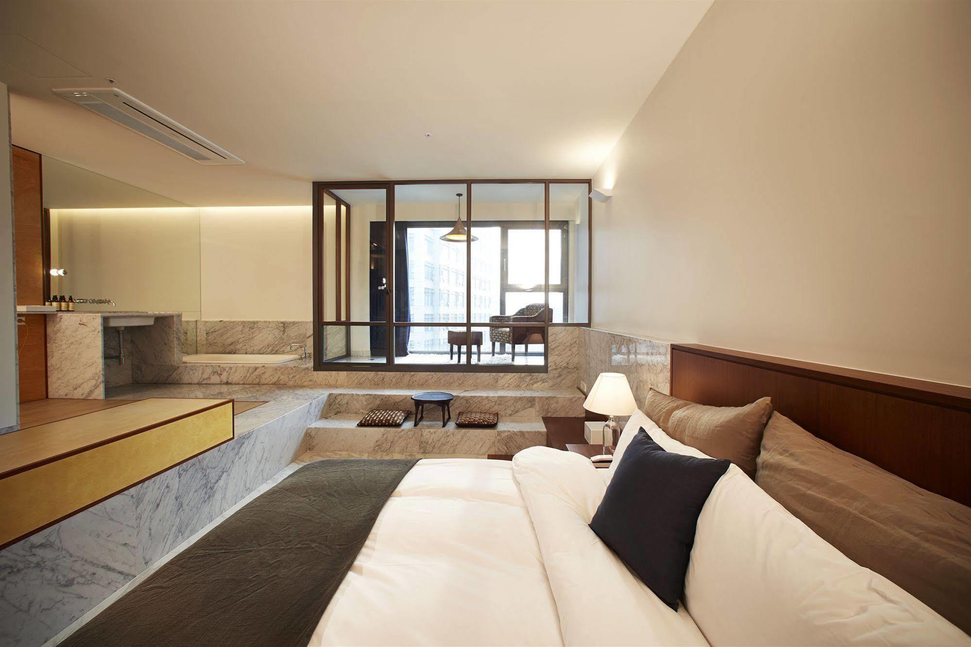 Snow Hotel Seoul Bagian luar foto